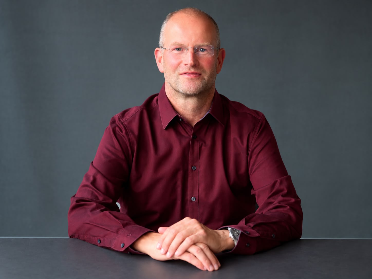 Dr. Enno Schweinberger am Tisch